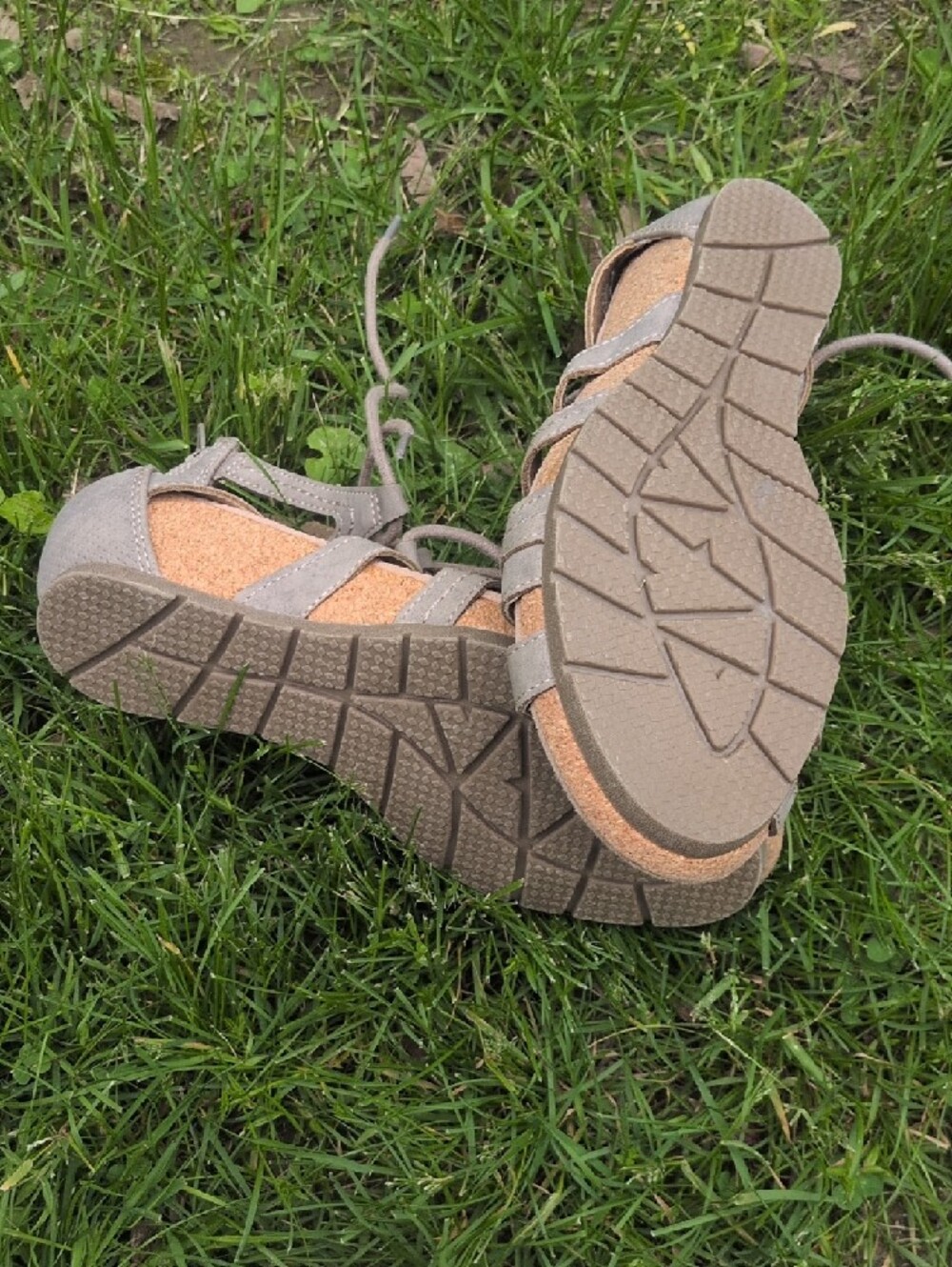 Eart Origins Gladiator Cutout Sandals in Taupe Gray Suede New - Picture 2 of 5